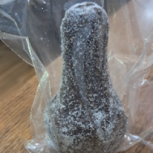 Amendoim torrado,  açúcar e chocolate.