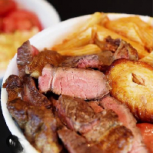 Arroz, farofa, batata frita,  carne bovina, carne suína, linguiça,  coxinha da asa,  vinagrete e pão de alho