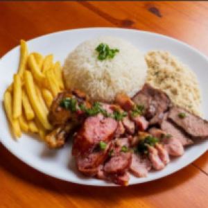 Arroz, farofa,  batata frita,  carne bovina,  carne suína, coxinha da asa,  linguiça,  vinagrete e pão de alho
