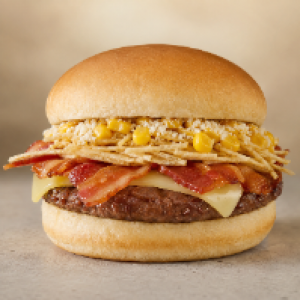 Pão,  carne,  queijo prato em fatia,  bacon em fatias,  batata,  queijo ralado,  milho