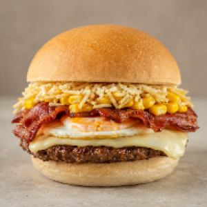 Pão,  carne,  queijo prato em fatia,  bacon em fatias,  ovo,  batata,  queijo ralado,  milho