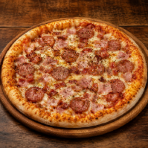 Molho,  mussarela,  calabresa,  presunto,  bacon,  cebola e orégano