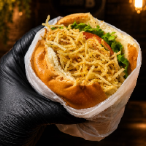 Pão,  carne 56g,  queijo,  presunto,  ovo,  batata palha e milho