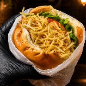 Pão,  carne 56g,  batata palha e milho