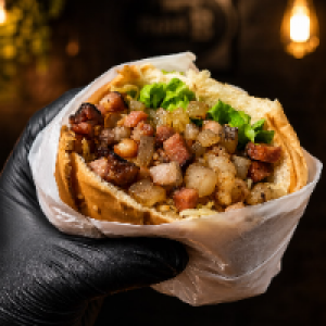 Pão,  carne,  queijo,  presunto,  bacon,  alface,  tomate,  batata palha e milho.