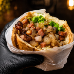 Pão,  carne 56g,  queijo,  presunto,  ovo,  bacon,  alface,  tomate,  batata palha e milho.
