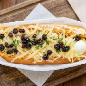 * Pão,  molho,  ketchup,  salsicha,  queijo ralado,  milho,  batata palha,  passas e ovo de codorna.
