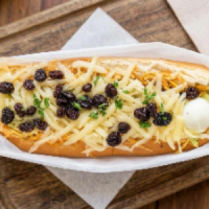 Pão,  molho,  ketchup,  linguiça,  queijo ralado,  milho,  batata palha,  passas e ovo de codorna.