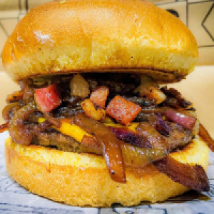 Pão brioche tostado,  blend 120g ,  2 fatias de cheddar fatia,  cebola caramelizada e bacon cubos