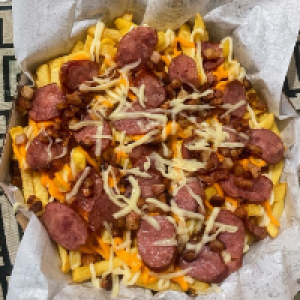 Fritas,  cheddar,  catupiry,  mussarela,  calabresa e bacon