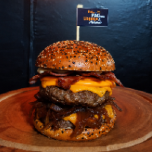 pão gergelim especial,  2x carne bovina 200g,  cebola caramelizada,  4x cheddar em fatia,  4x bacon e geleia de pimenta.
Foto real do lanche!