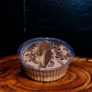 A torta de mousse de chocolate vem com,  base de biscoito,  mousse de chocolate.