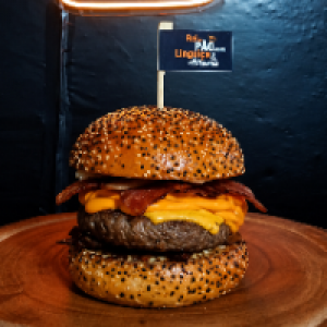 pão gergelim especial,  carne bovina 200g,  cebola caramelizada,  2x cheddar em fatia,  2x bacon e geleia de pimenta.
Foto real do lanche!