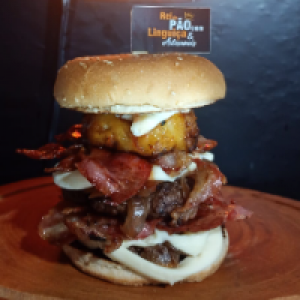 Pão  gergelim,  2x carne bovina 150g,  cebola caramelizada,  2x cream cheese,  4x bacon,  abacaxi assado e geleia de pimenta.
Foto real do lanche!