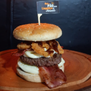 Pão de gergelim,  2x carne de 150g,  2x catupiry,  2x bacon,  anéis de cebola e barbecue.
Foto real do lanche!