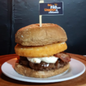 Pão australiano,  carne de 150g,  cebola caramelizada,  cream cheese,  bacon e mussarela empanada.
Foto real do lanche!