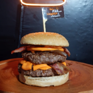 Pão gergelim,  2x carne de 150g,  cebola caramelizada,  2x cheddar creme e 2x bacon.
Foto real do lanche!