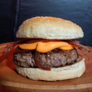 Pão gergelim,  carne de 150g,  cebola caramelizada,  cheddar creme e bacon.
Foto real do lanche!