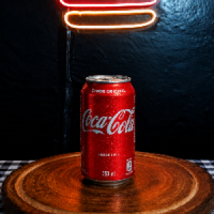 Refrigerante de cola em lata.
Foto real do produto!