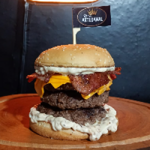 O Beef Bacon vem com,  pão de gergelim,  três carnes artesanais de 150g,  3x bacon,  3x cheddar em fatias da Polenghi e molho de bacon. 
Foto real do lanche!