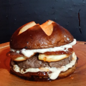 O Salami Burger vem com,  pão especial,  carne artesanal de 200g,  salame em fatias,  provolone defumado e desidratado em fatias,  cream cheese ou catupity,  geleia de pimenta 