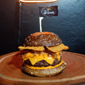 O DoriTacos vem com,  pão de gergelim especial,  carne artesanal de 200g,  2x bacon,  3x cheddar Polenghi e Doritos.
Foto real do lanche!