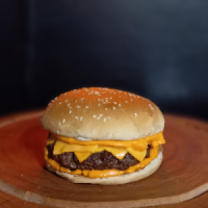 O Cheese Burguer vem com,  pão de gergelim,  carne artesanal de 110g e duas fatias queijo cheddar Polenghi.
Foto real do lanche!