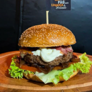 pão gergelim,  tomate,  alface,  carne bovina 150g e cream cheese.
Foto real do lanche!