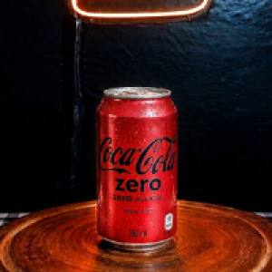 Refrigerante de cola lata zero açúcar.
Foto real do produto!