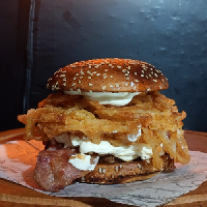 O Super Crispy vem com,  pão de gergelim especial,  carne de 150g,  2x bacon,  3x cream cheese e muits cebola crispy.