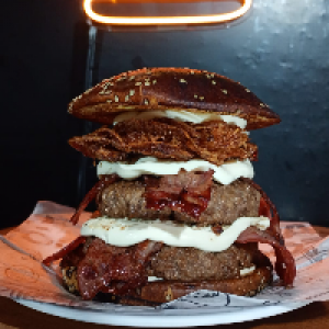 O Super Crispy 2.0 vem com,  pão de gergelim especial,  duas carnes de 150g,  4x bacon,  4x cream cheese e muita cebola crispy.