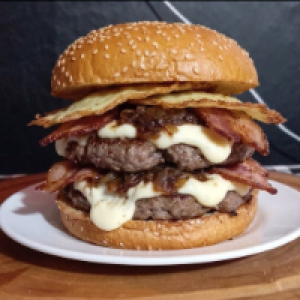 Pão gergelim especial,  3x carne bovina 150g,  3x catupiry,  3x bacon e snack provolone defumado (gouda).
Foto real do lanche!