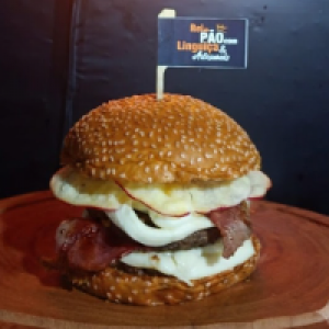 Pão gergelim especial,  2x carne bovina 150g,  2x catupiry,  2x bacon e snack provolone defumado (gouda).
Foto real do lanche!