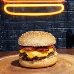 O calabresa burger vem com,  pão de gergelim,  uma carne de hamburguer artesanal de 150g,  2x cheddar fatia,  cebola caramelizada e calabresa em fatias.
Foto real do lanche.