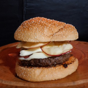 Pão gergelim especial,  carne bovina 150g,  catupiry,  bacon e snack provolone defumado (gouda).
Foto real do lanche!
