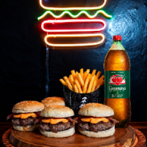 O combo melt família é composto por,  quatro Cheese Melt,  uma batata frita Bob's G,  e um guaraná Antártica de 2 litros.