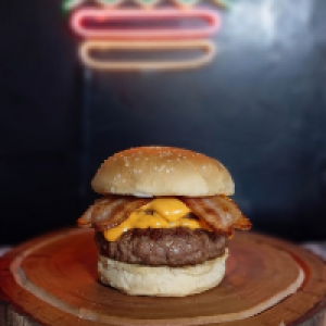 O Cheese Bacon vem com,  pão de gergelim,  uma carne artesanal de 150g,  cheddar e 2x bacon.
Foto real do produto.
