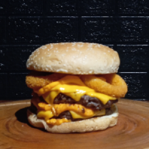 O Super Cheddar vem com,  pão de gergelim,  duas carnes artesanais de 150g,  4x cheddar (fatia e creme) anéis de cebola.
Foto real do produto.