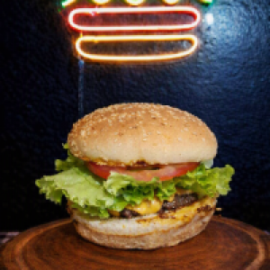 O Salada Burger vem com,  pão de gergelim,  uma carne artesanal de 150g,  2x cheddar fatia,  alface e tomate.
Foto real do produto.