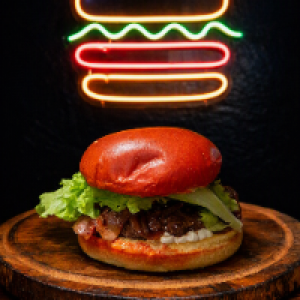 O Royal Burger vem com,  pão brioche Royal careca,  carne artesanal de 150g,  cebola caramelizada,  alface e cream cheese.
Foto real do produto.