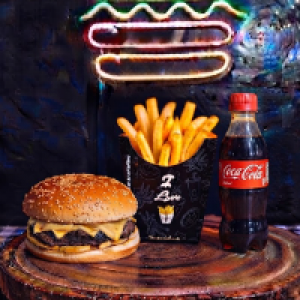 O combo cheese burger vem com,  cheese burger,  batata frita Bob's M e refrigerante mini (Coca cola ou Guaraná Antarctica) ou Ativ Plus.
Foto real do produto.