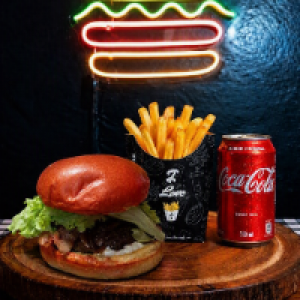 O combo Royal vem com,  Royal Burger,  batata frita Bob's M e refrigerante lata.
Obs: Pode trocar o refrigerante por outro em lata,  Schwepess,  Sprite,  H2O,  Del Vale ou 2 Ativ Plus.
Foto real do produto.