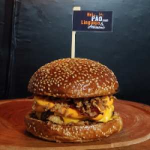 pão gergelim especial,  carne bovina 200g,  duplo cheddar (fatia + creme),  bacon e cebola crispy.
Foto real do lanche!