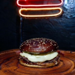 O provolone burger vem com,  pão brioche premium,  uma carne artesanal de 150g,  três fatias de provolone e bacon.
Foto real do produto.