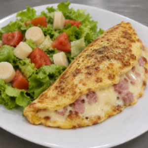 com mussarela e presunto,  acompanhada com salada
Opções: Salada seleto tropical,  Salada caesar ou Salada de alface,  tomate e palmito