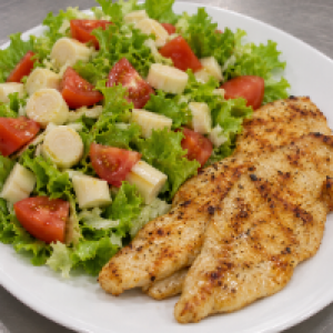 Opções: Salada seleto tropical,  Salada caesar ou Salada de alface,  tomate e palmito
